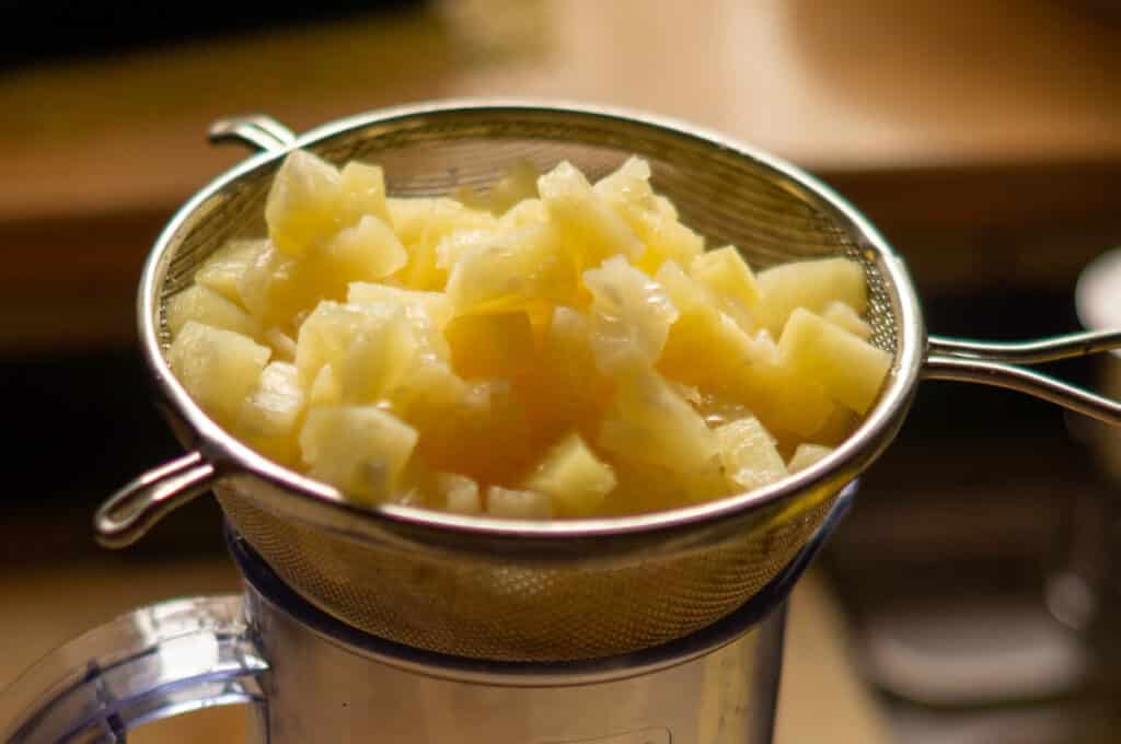 Fruchtiger Reissalat aus dem Thermomix® 10 dosen ananas abtropfen lassen