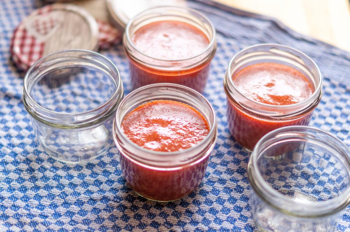 Erdbeerketchup aus dem Thermomix® 6 Erdbeerketchup in Gläser abfüllen