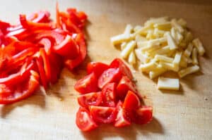 Tomaten, Käse und Paprika schneiden