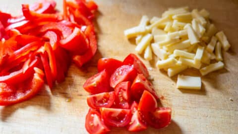 Tomaten, Käse und Paprika schneiden