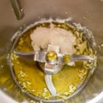 Knoblauch, Olivenöl und Mehl im Mixtopf