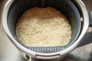 Reis im Gareinsatz des Thermomix kochen