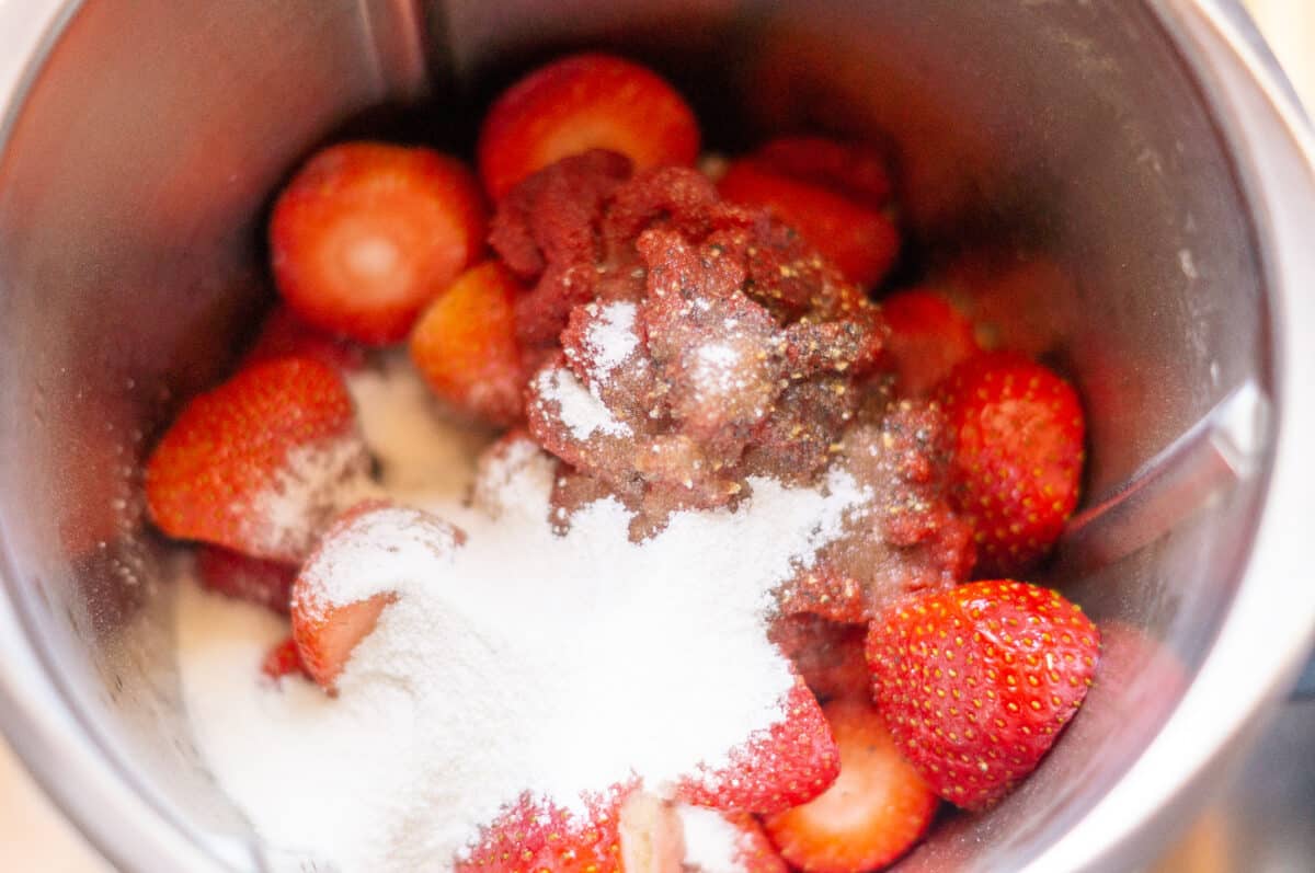 Alle Zutaten für Erdbeerketchup im Mixtopf