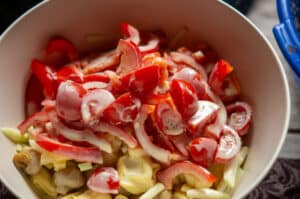 Zutaten für Tortellini Salat in Salatschüssel