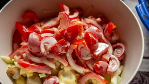 Zutaten für Tortellini Salat in Salatschüssel