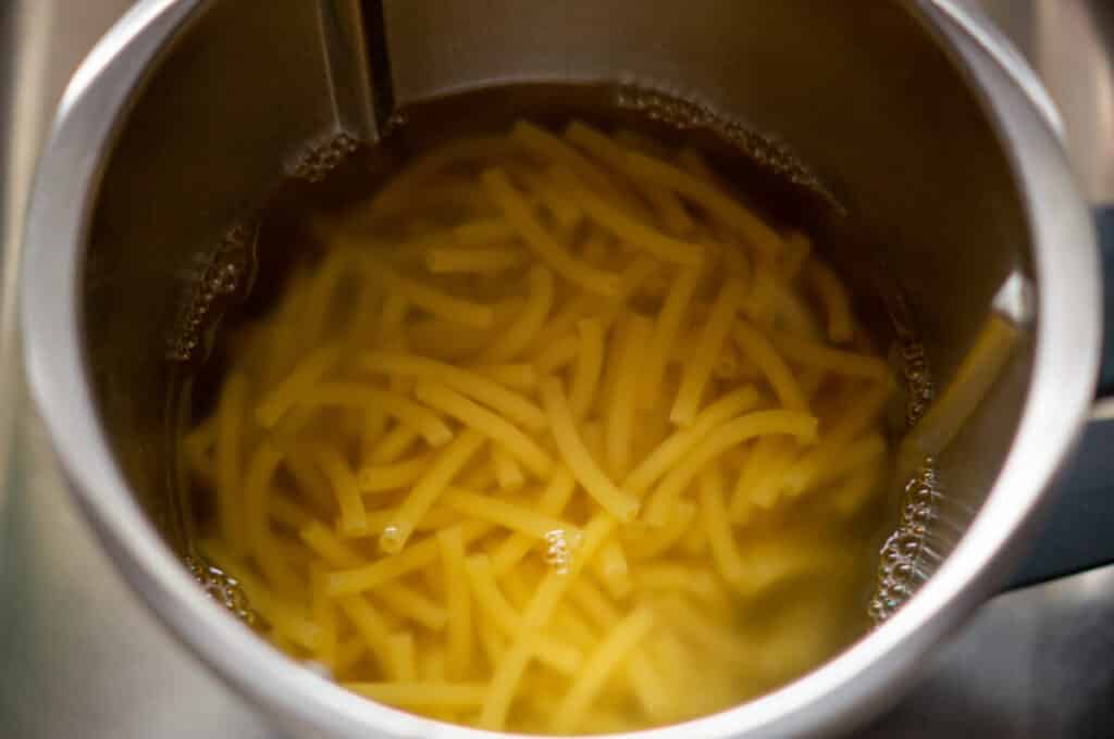 Nudelsalat mit Thunfisch Thermomix®: nie wässrig 9 nudeln in den mixtopf geben