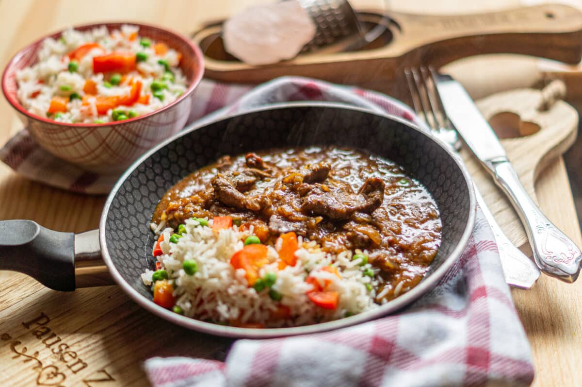 Erbsen im Thermomix® · Saison plus 24 Rezepte 18 Zwiebelfleisch mit Gemüsereis aus dem Thermomix®