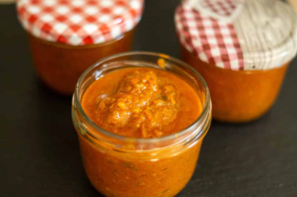 Tomaten-Dattel-Chutney Thermomix®: süß ohne viel Zucker 11 Tomaten Dattel Chutney aus dem Thermomix haltbar
