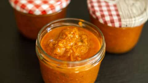 Tomaten-Dattel-Chutney in sterile Einmachgläser abfüllen
