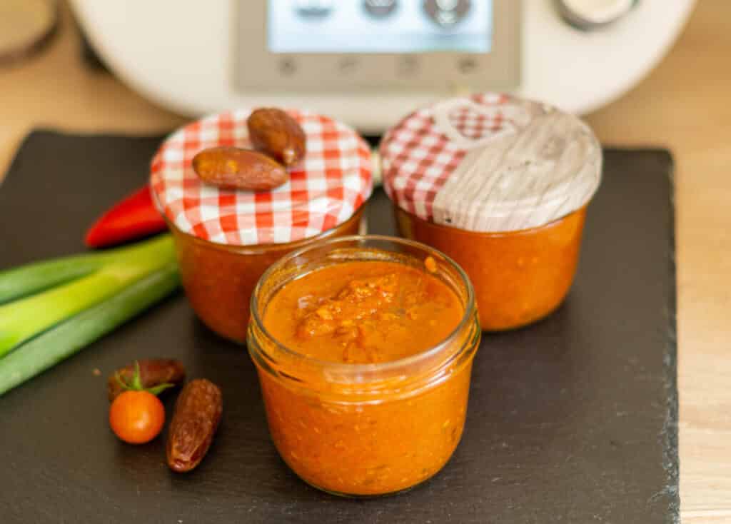 Tomaten-Dattel-Chutney Thermomix®: süß ohne viel Zucker 1 Tomaten-Dattel Chutney aus dem Thermomix®