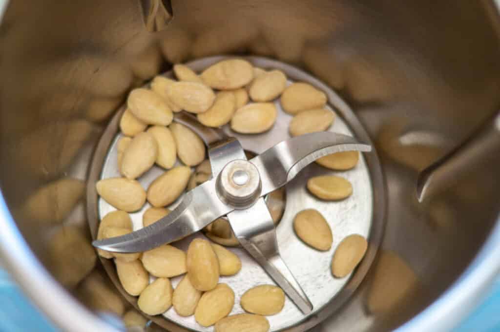 Dinkel-Mandel-Vanillekipferl aus dem Thermomix® 5 mandeln thermomix mixtopf hacken