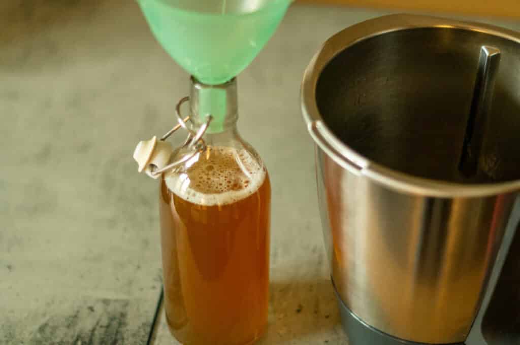 Bärenfang Thermomix®: warum der Honig nie heiß wird 9 Baerenfang honiglikoer aus dem Thermomix eifuellen