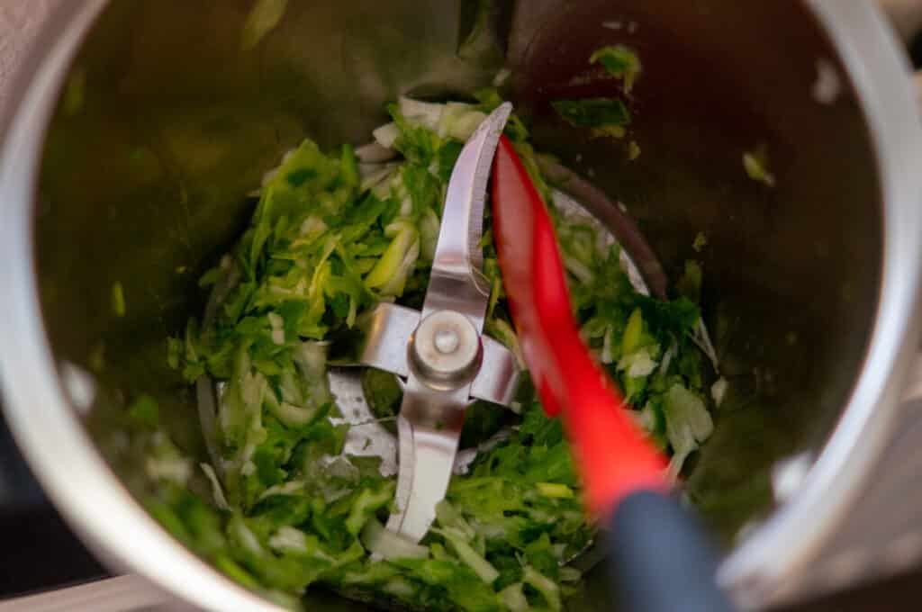 Hackbällchen-Auflauf mit Gemüse und Tortellini aus dem Thermomix® 9 fruehlingszwiebel hacken
