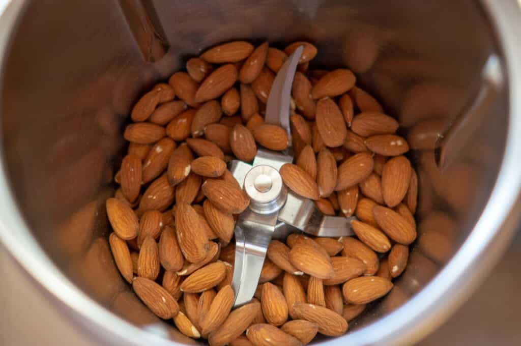 Mandeln und Nüsse mahlen im Thermomix® (10 Sek, Stufe 7) 4 ganze mandeln im mixtopf des thermomix