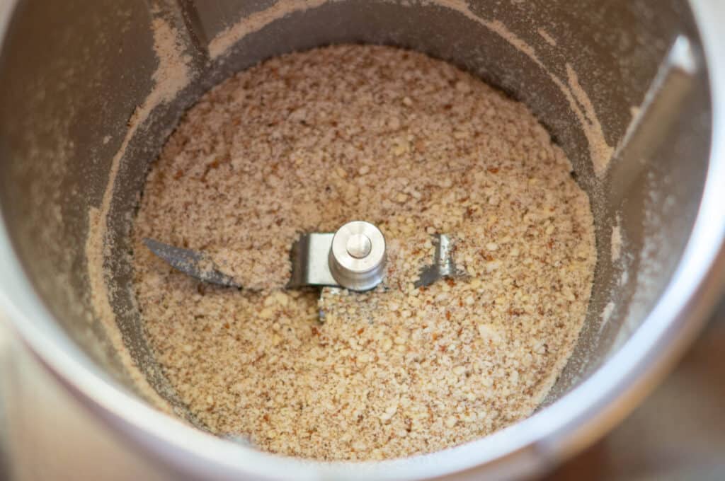 Mandeln und Nüsse mahlen im Thermomix® (10 Sek, Stufe 7) 5 gemahlene nuesse mandeln im mixtopf des thermomix