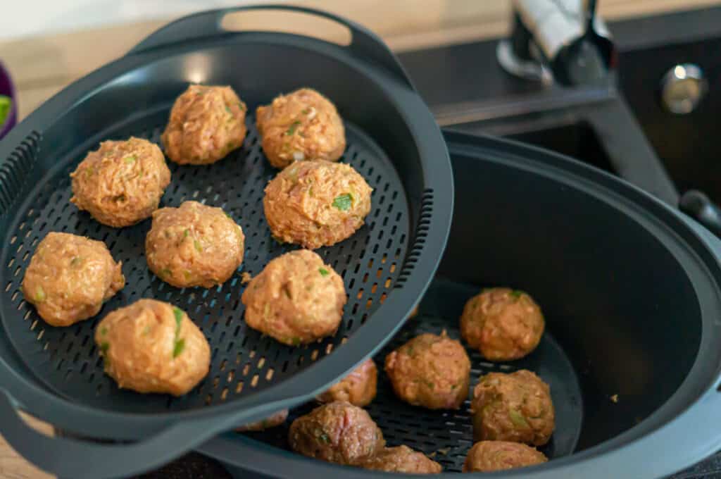 Hackbällchen-Auflauf mit Gemüse und Tortellini aus dem Thermomix® 1 Hackbällchen im Varoma