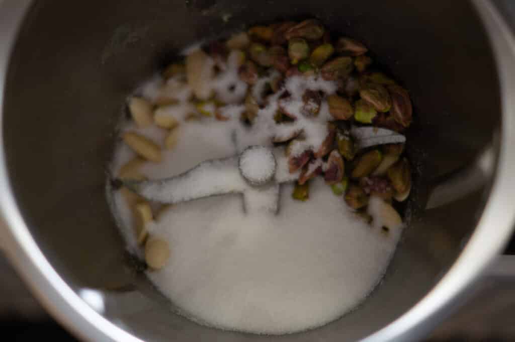 Marzipan Thermomix®: 5 Zutaten, 10 Min, 4 Varianten 15 mandeln pistazien zucker im mixtopf