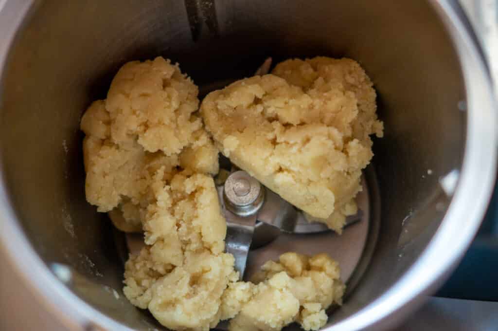 Marzipan Thermomix®: 5 Zutaten, 10 Min, 4 Varianten 11 marzipan mixen im mixtopf des thermomix