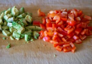 Paprika und Avocado schneiden