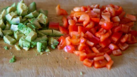 Paprika und Avocado schneiden