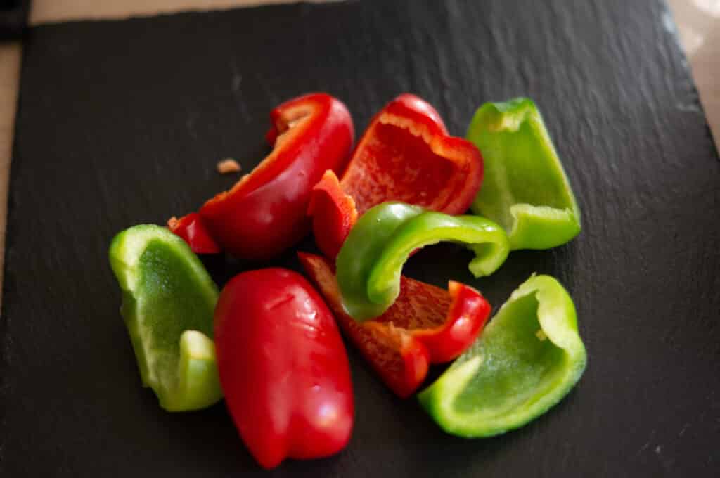 Paprika putzen und in Stücke schneiden