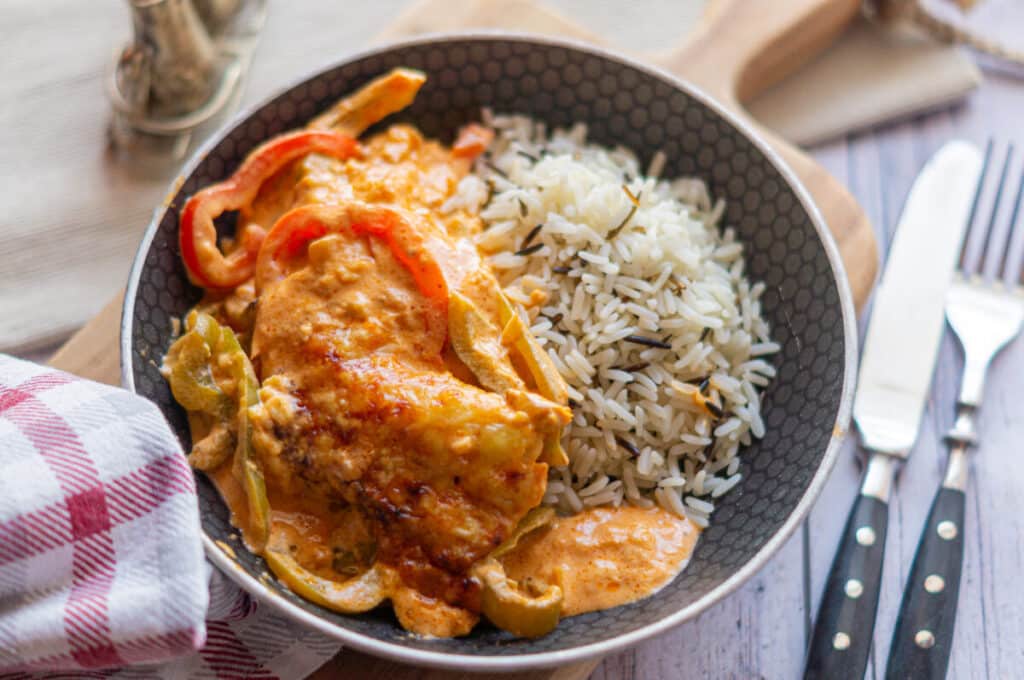 Paprika-Sahne-Hähnchen aus dem Thermomix® 1 Paprika-Sahne-Hähnchen aus dem Thermomix®