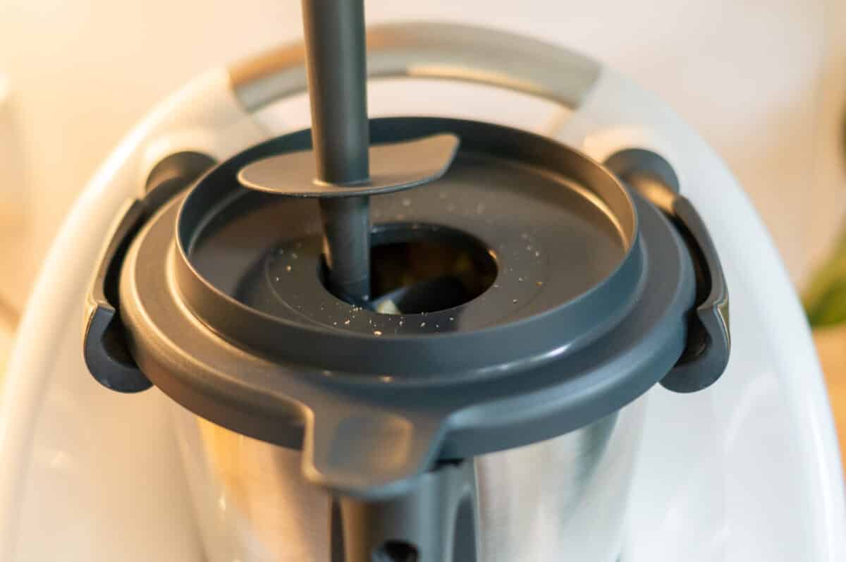 Detox Salat Thermomix: Quark-Emulsion statt Öl 5 Brokkoli mit Spatel zerkleinern