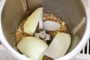 Gemüsezwiebel und Nüsse im Thermomix