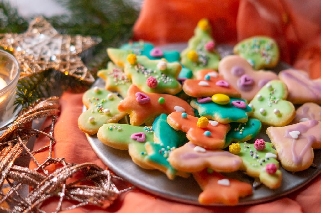 Bunt verzierte Butterplätzchen sind der Hit für Kinder