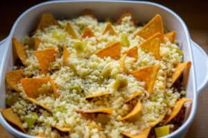 Nachos mit Käse überstreuen und backen