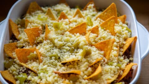 Nachos mit Käse überstreuen und backen