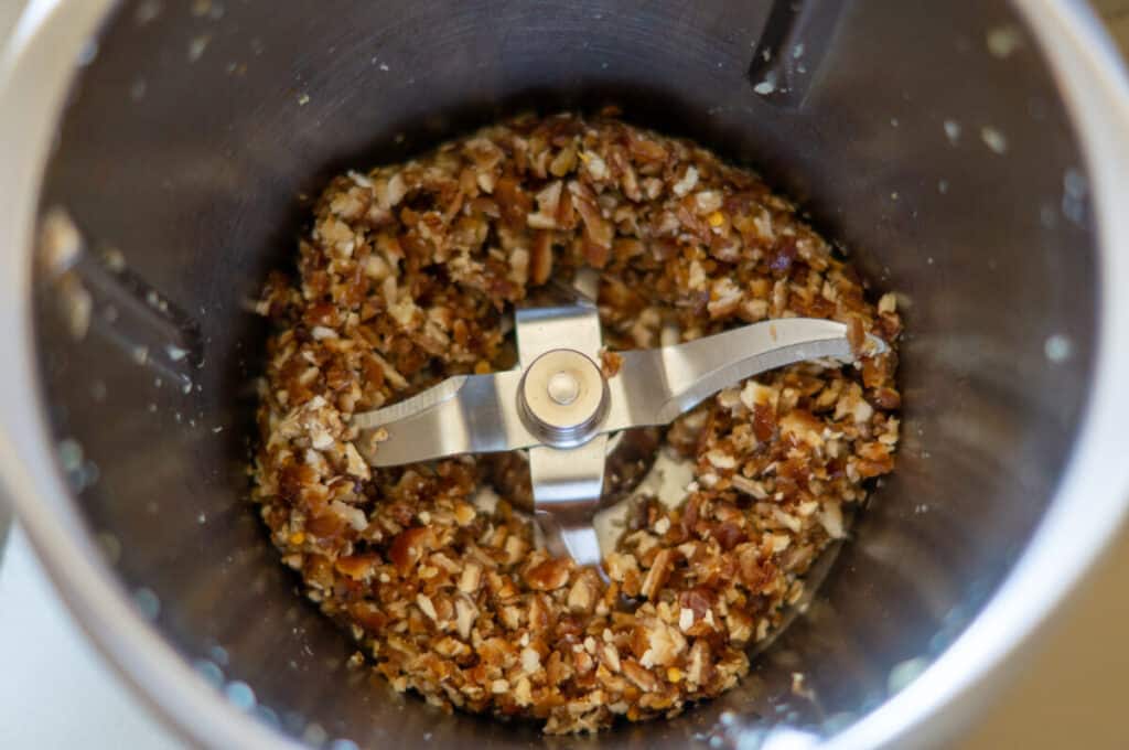 Datteldip aus dem Thermomix® 11 chili knoblauch datteln hacken