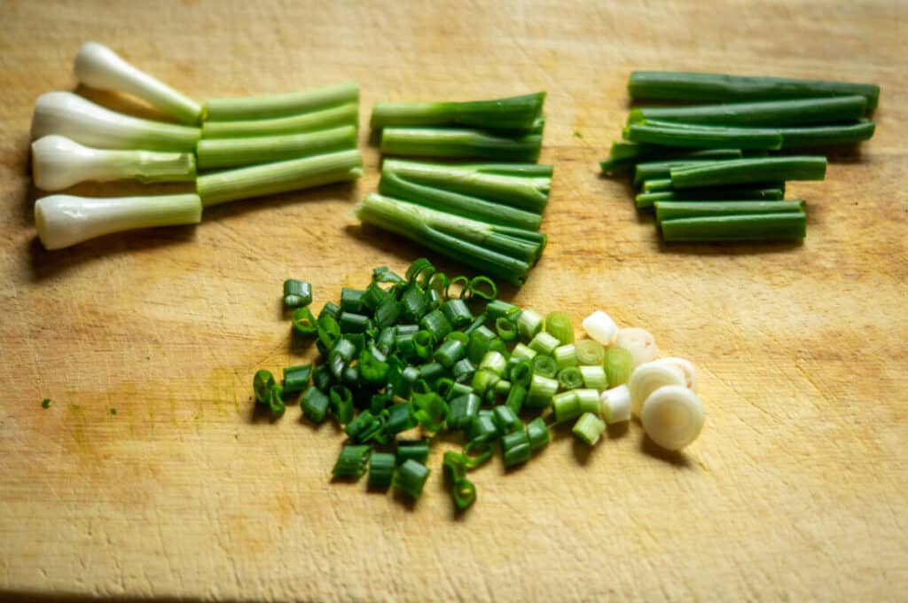 Rohkostsalat mit Honigdressing aus dem Thermomix® 11 fruehlingszwiebel hacken