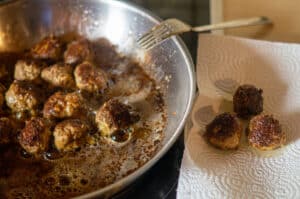 Hackbällchen in der Pfanne braten