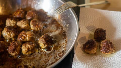 Hackbällchen in der Pfanne braten