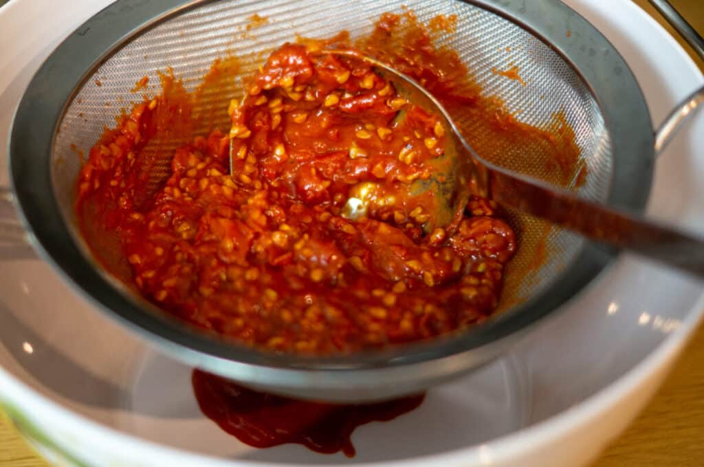 Hagebuttenmarmelade Thermomix®: 1,3 kg, mit Frost-Trick 8 hagebutten durch ein sieb streichen
