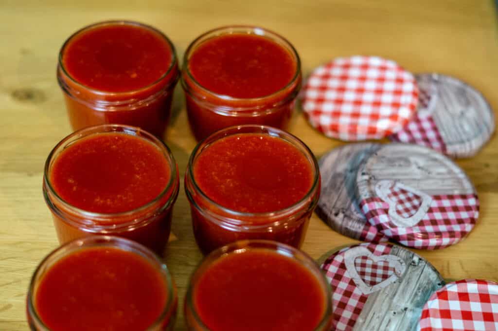 Hagebuttenmarmelade Thermomix®: 1,3 kg, mit Frost-Trick 10 hagebutten marmelade in glaeser fuellen