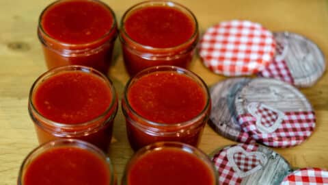 Die fertige Marmelade wird in sterilisierte Gläser abgefüllt