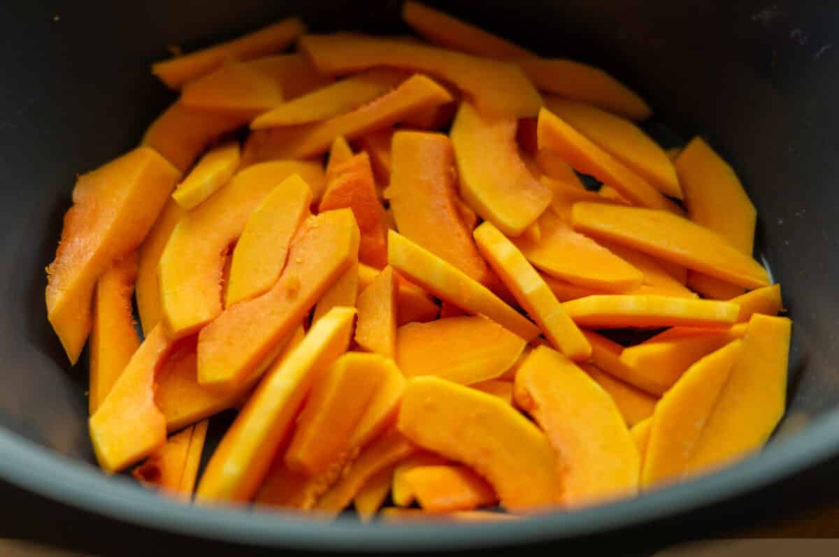 Kürbis garen im Thermomix® Varoma® 3 Kürbis in Streifen im Varoma