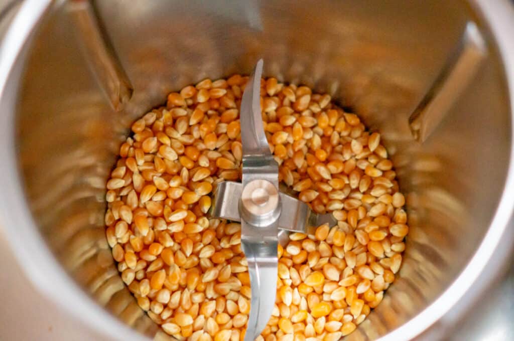 Mais mahlen Thermomix®: 200 g, 2 Min, Maismehl für Polenta 5 maiskoerner im mixtopf des thermomix