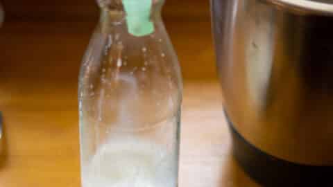 Marzipanlikör durch Sieb in die Flaschen abfüllen