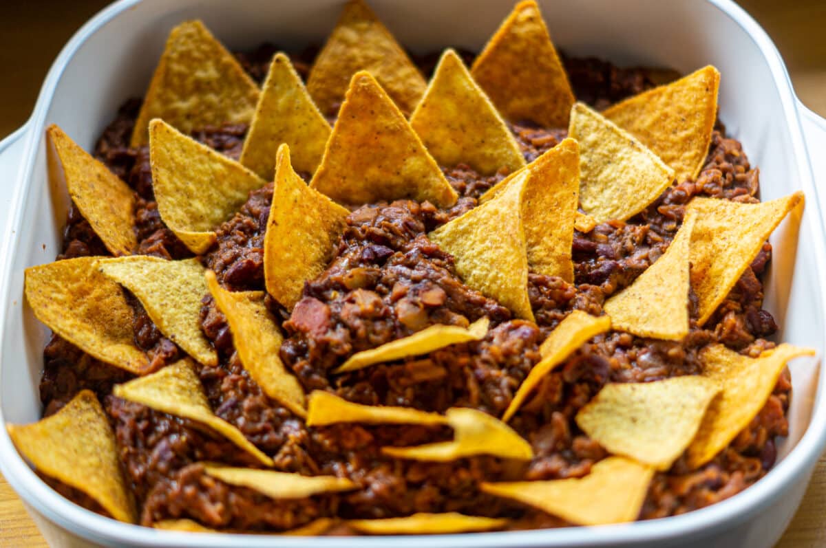 Nachos mit Hackfleisch in der Auflaufform