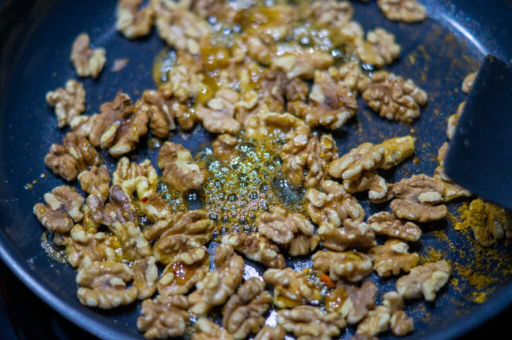 Quinoasalat aus dem Thermomix® 8 nuesse in pfanne anbraten