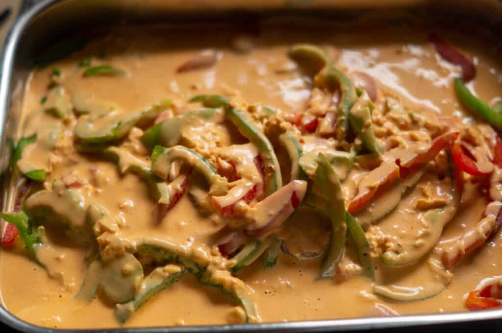 Paprika-Sahne-Hähnchen aus dem Thermomix® 14 paprika sahne haehnchen sauce darueber geben