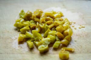 Peperoni abtropfen lassen