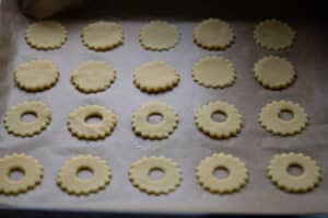 Plätzchen auf Backblech vor dem Backen