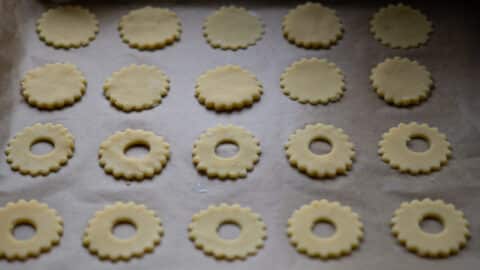 Plätzchen auf Backblech vor dem Backen