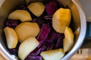 Rotkohl und Äpfel im Mixtopf des Thermomix® zerkleinern