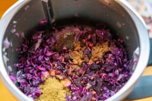 Apfelrotkohl mit Gewürzen im Mixtopf