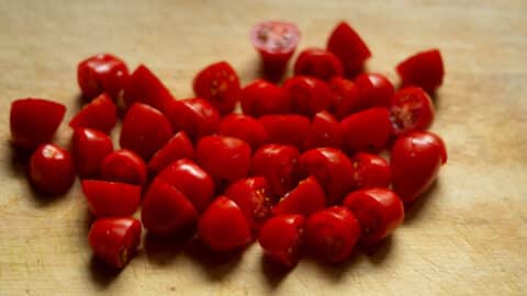 Tomaten waschen und halbieren